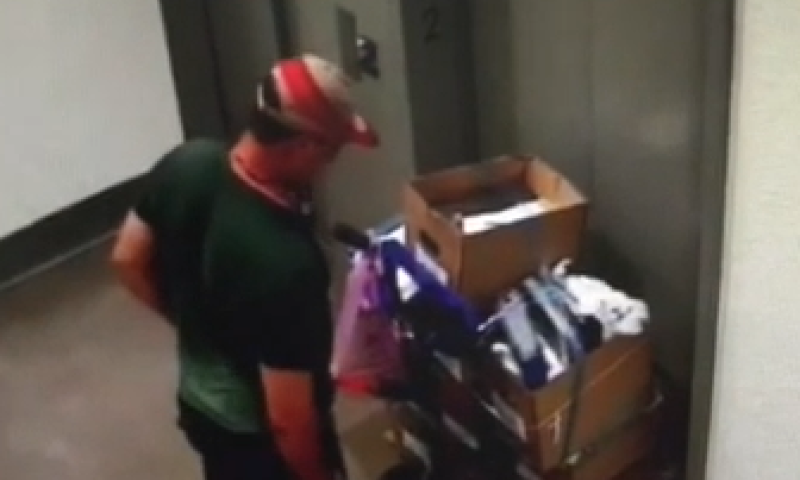 צפו: פער חור במשרדי רשות המיסים וגנב 22 ארגזים