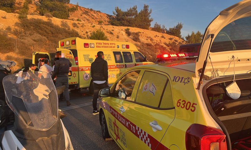 3 בני אדם נפצעו באורח בינוני בתאונת דרכים בין 4 כלי רכב