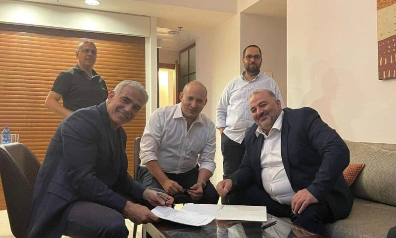 "המו"מ הקואליציוני התנהל במשרד תומכי חמאס?"