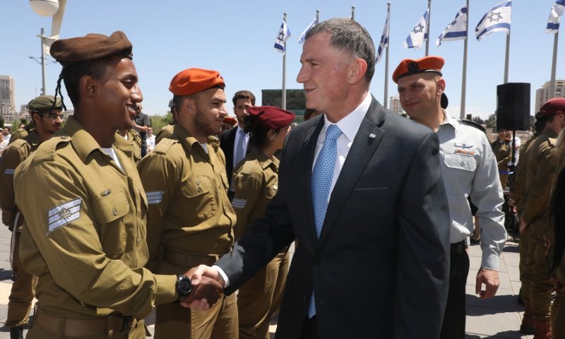 אדלשטיין לחיילים המצטיינים: "הפעולות ימשכו עד שיושב השקט"