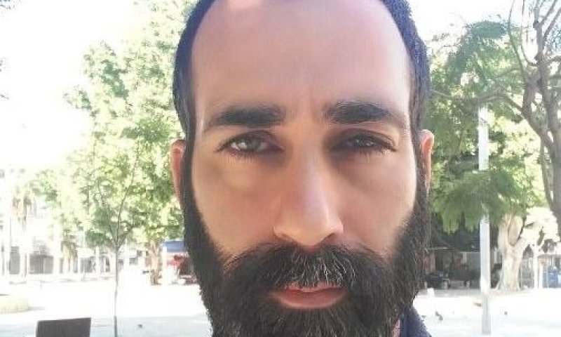 "אין לי כוונה להוציא אנשים מארון הקודש" | ראיון אישי עם המחזאי תומר רוזנמן