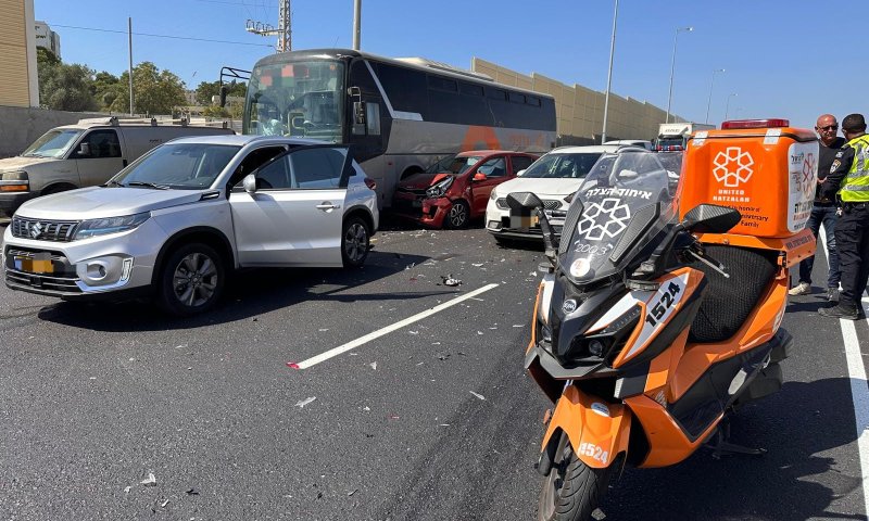 3 פצועים בתאונה בכביש החוף, בהם אחד במצב קשה
