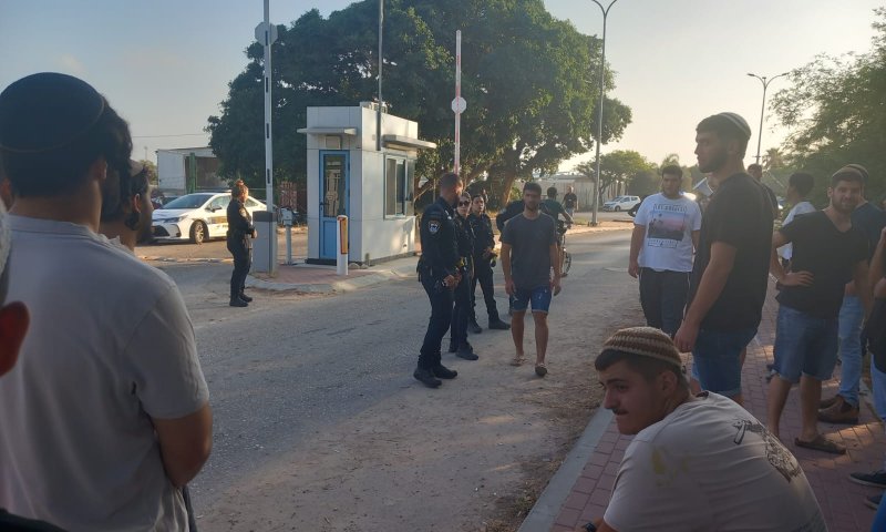 מפגיני השמאל חסמו, המשטרה פינתה פעילי ימין