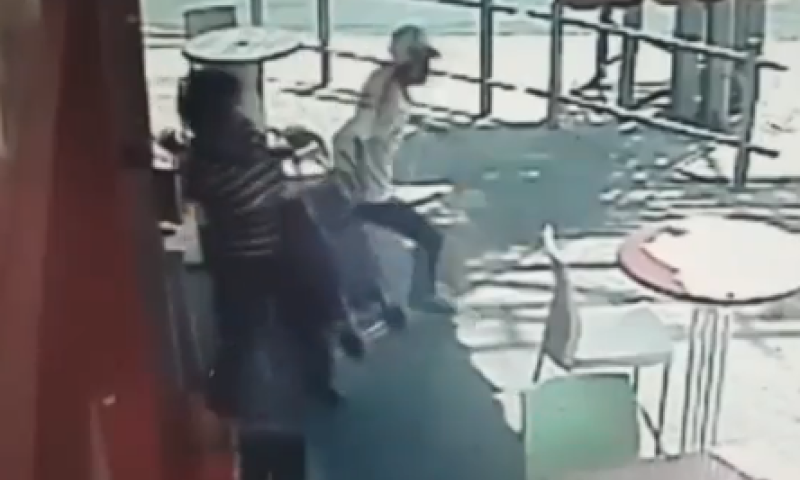 צפו: המחבל מתגנב, שולף סכין ודוקר