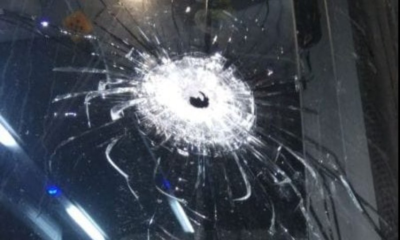 מחבלים פתחו באש לעבר אוטובוס סמוך לבית אל