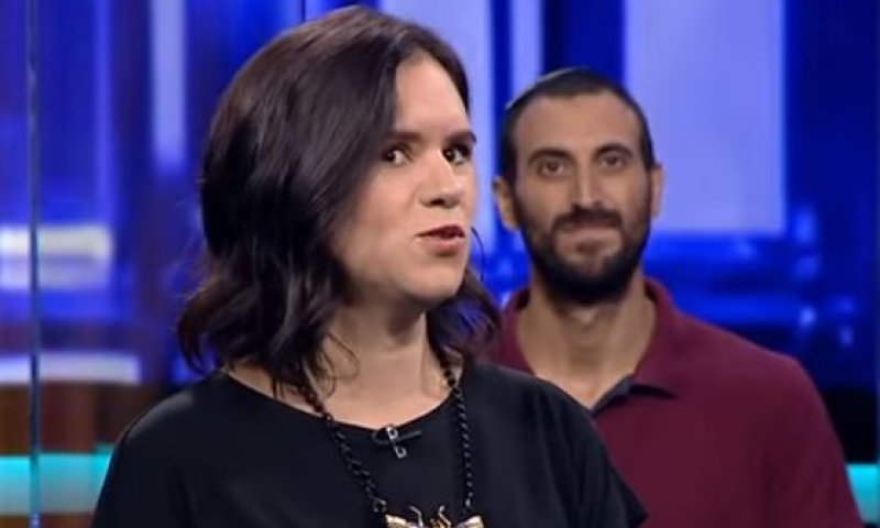 אמילי עמרוסי נגד הצ'ייסר. צפו