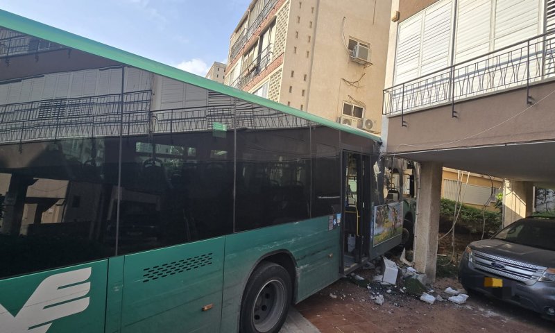 אוטובוס התנגש בכניסה לבניין מגורים: תאונת דרמטית בחולון