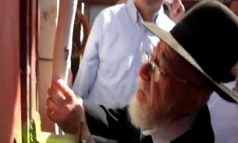 צפו: קביעת המזוזה בבית השלום בחברון