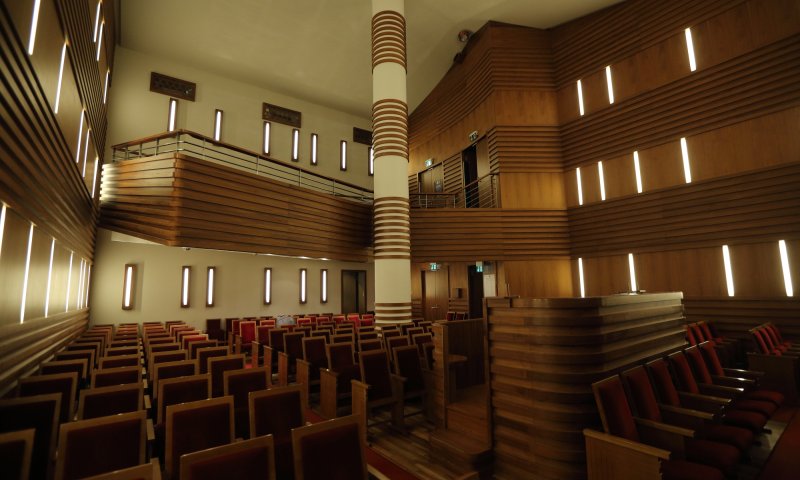 שו"ת: האם מותר לשנות מקום קבוע של מתפללים?