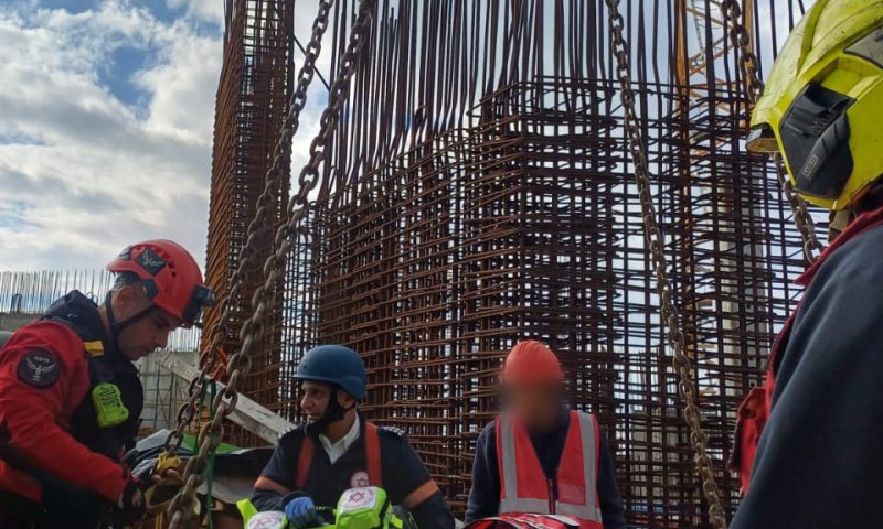 תל אביב: פועל פצוע חולץ מהקומה ה-37 באתר בנייה. צפו