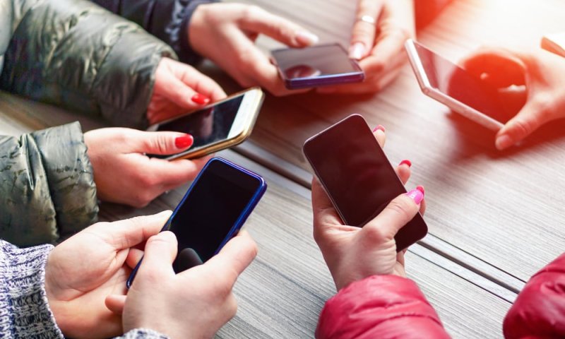 מדאיג: באיזו מדינה הכי מכורים לסמארטפון?