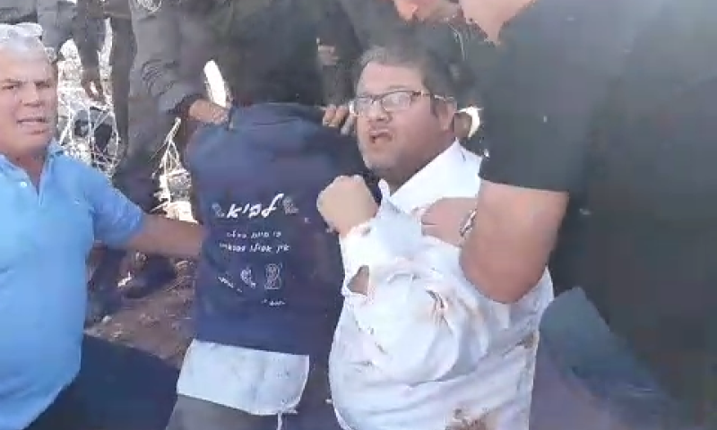 צפו: בן גביר הושלך לבוץ על ידי שוטרים