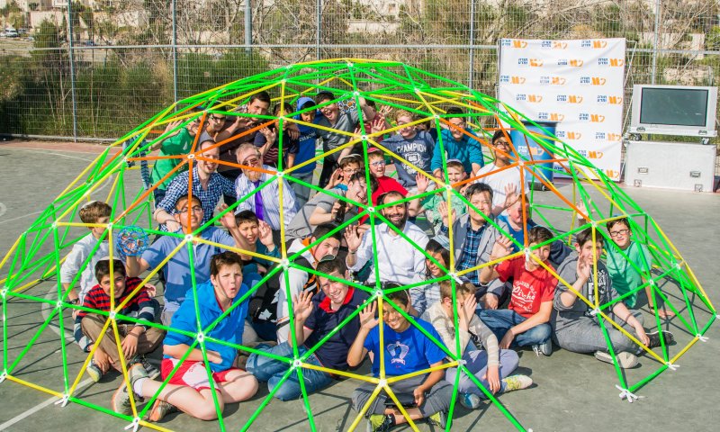 לא רק בכיתה: לומדים מתמטיקה עם הידיים