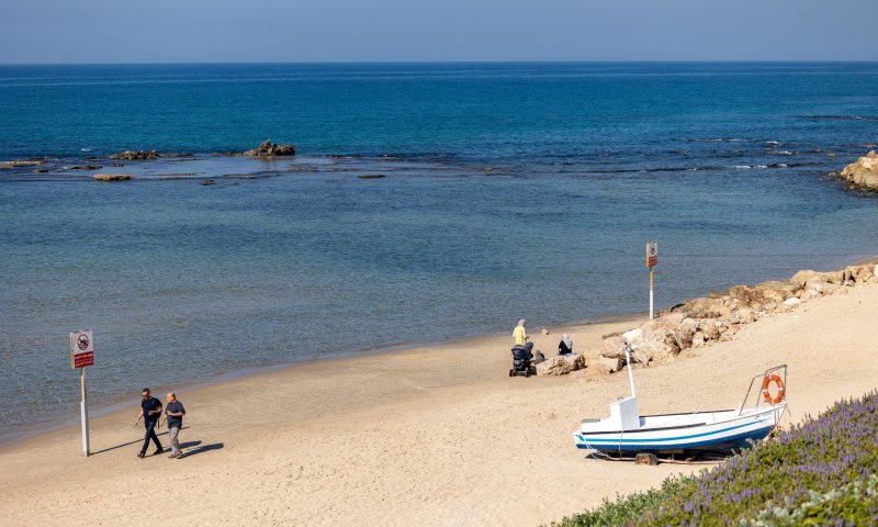 ניסה להתחיל עם אישה בחוף ודקר אותה ואת בן זוגה
