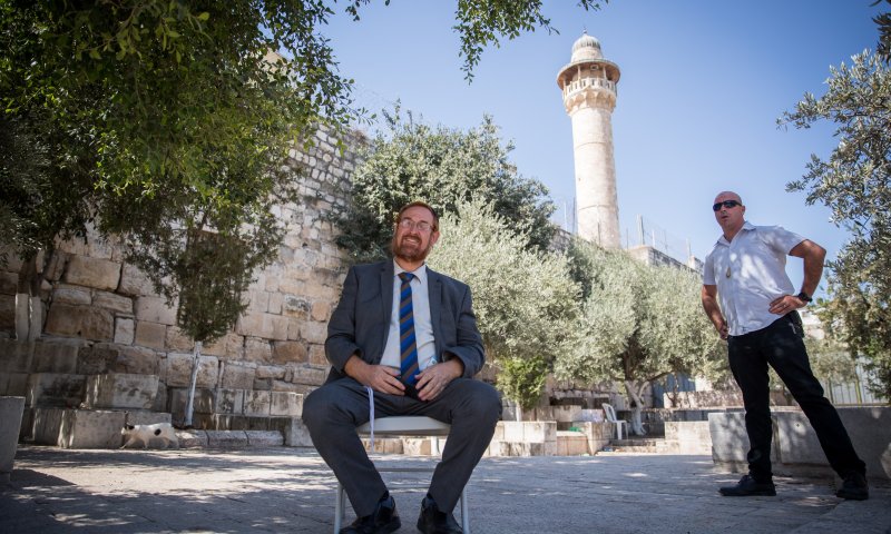 גליק נגד נתניהו: "הדבר הזה הוא בלתי נסבל ולא חוקי"