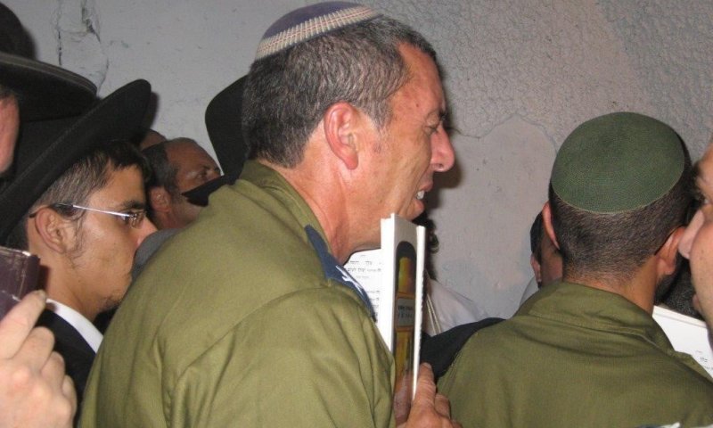 תמונות מהעלייה ההמונית לקבר יוסף בשכם. בין העולים הרבצ"ר רפי פרץ