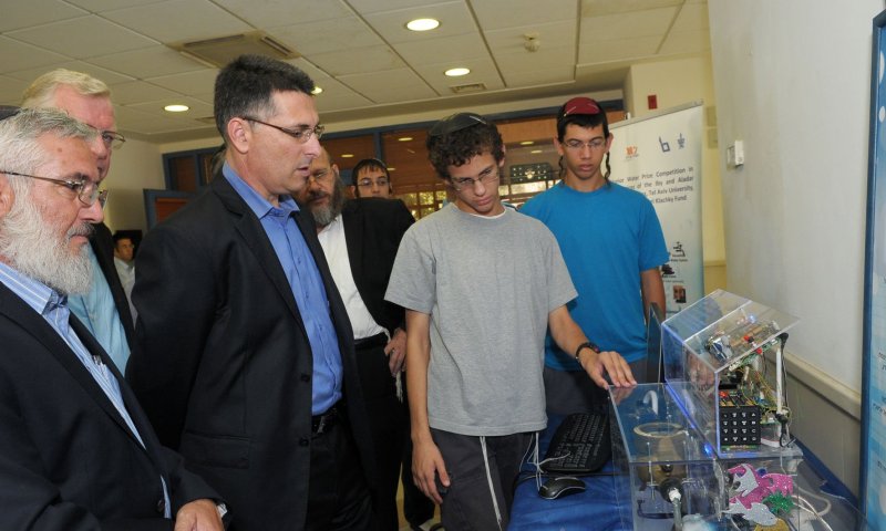 תלמידי 'מכון לב' הציגו פטנטים זוכים לשר החינוך