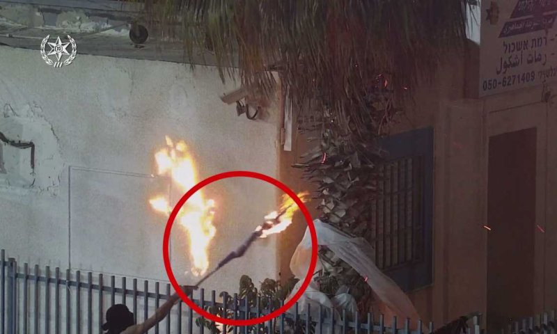 תיעוד: ערבים מציתים בדגל ישראל תחנת משטרה