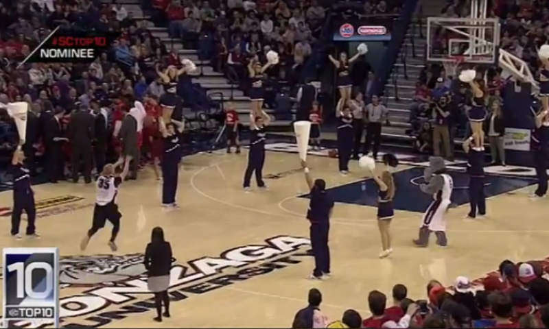 צפו בסל המוזר שזיכה את האוהד ב-500 $