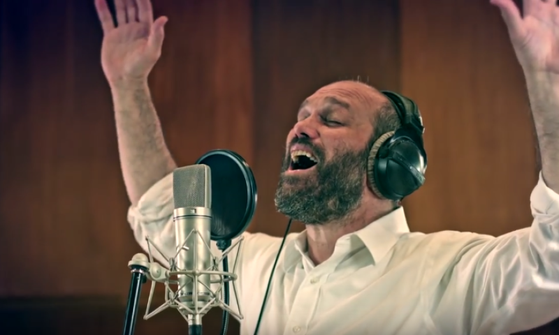 עכשיו הוא עף: יונתן רזאל כפי שמעולם לא שמעתם