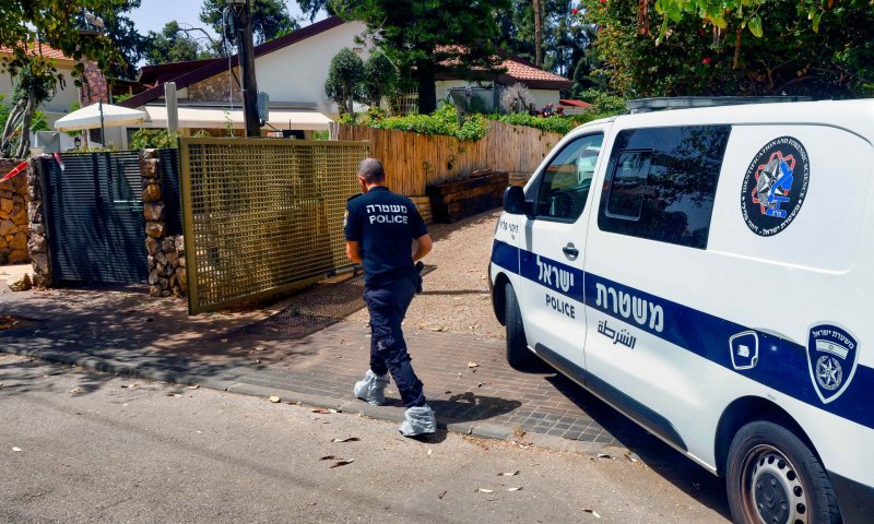 חשוד השליך תיק מגג: זה מה שהשוטרים מצאו בתוכו