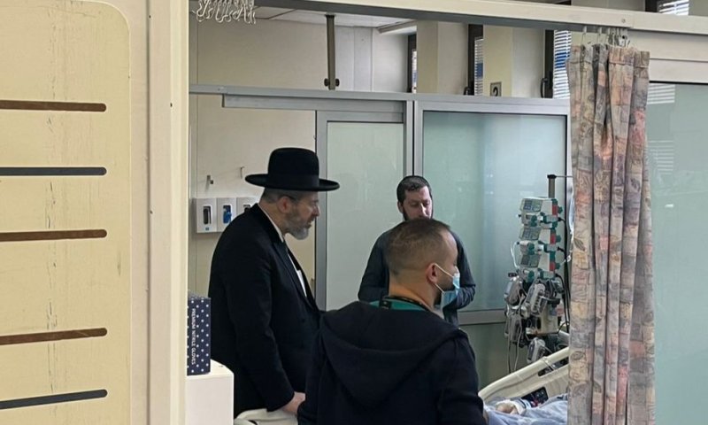 הרב לאו ביקר את אביהם של הילדים שנרצחו בפיגוע