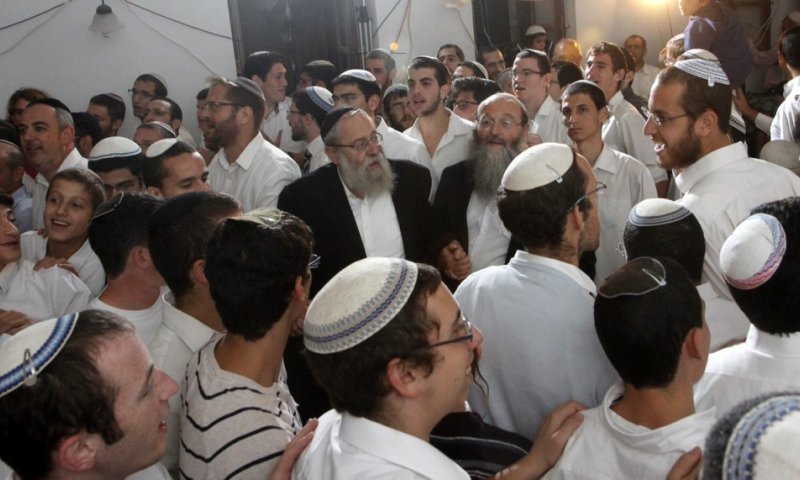 צפו: הקפות שניות של 'מרכז' בבית הרב קוק &bull; צפו