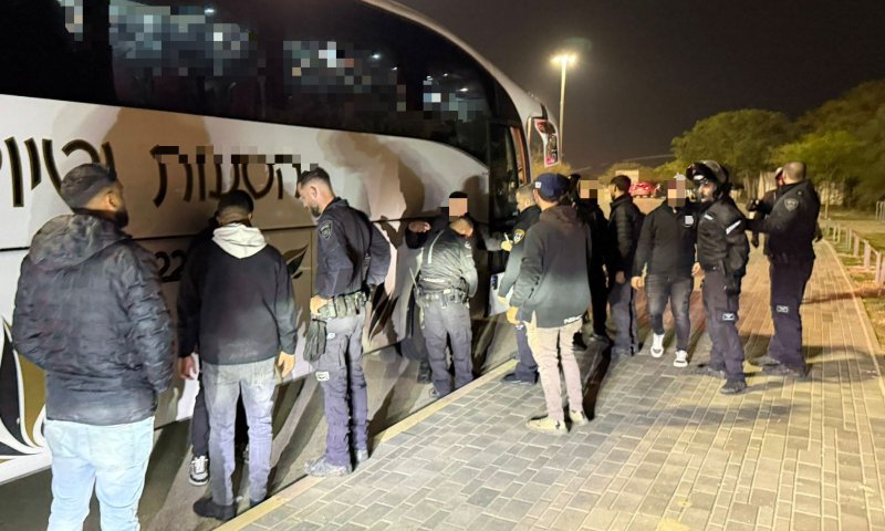 הכדורגל סוער: אוהדים עוכבו, המשטרה מחפשת חולצות "בעיתיות"