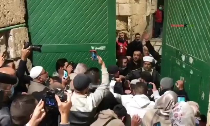 צפו: מאות מוסלמים פרצו את שערי הר הבית