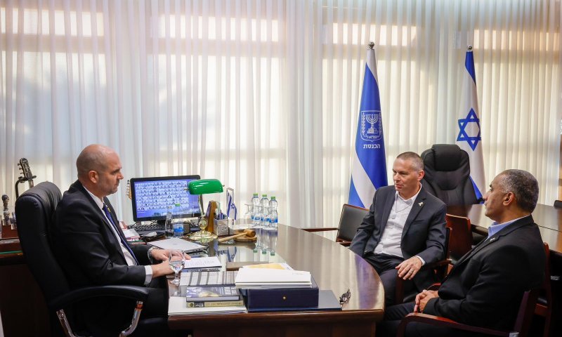 אוחנה נפגש עם יוזמי הפשרה: "נוכל להביא בשורה לאזרחי ישראל"