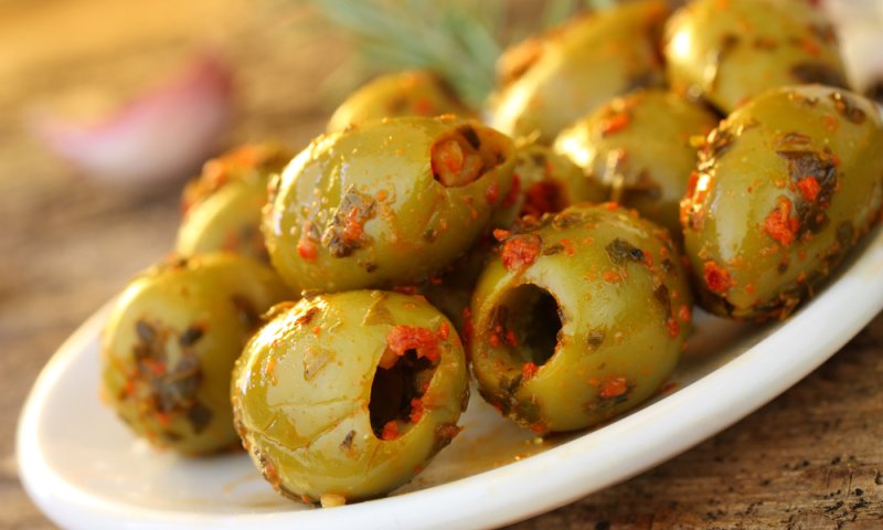 תוספת לוהטת: מתכון לזיתים חריפים ברוטב אדום