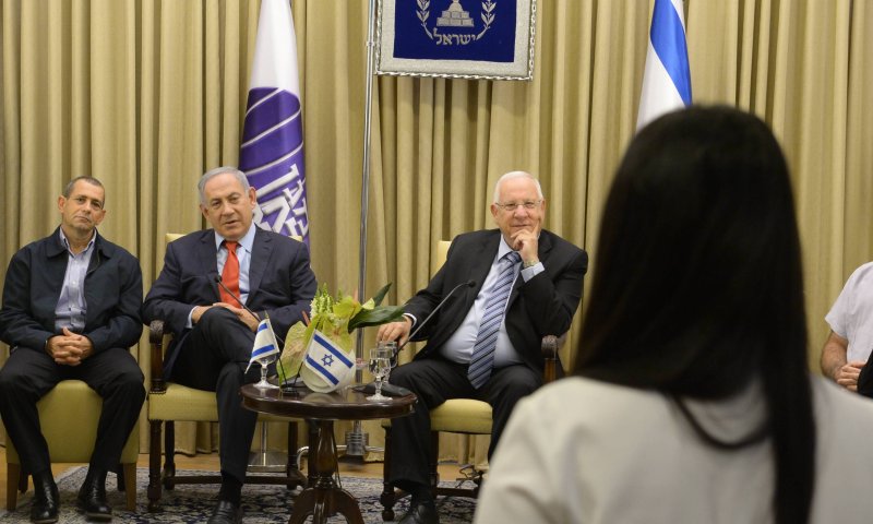 מצטייני השב"כ: לוחמת הסייבר ר' ומיסטר Q