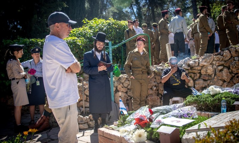 התמונה ששברה את הרשת: החרדי שהגיע לבית העלמין
