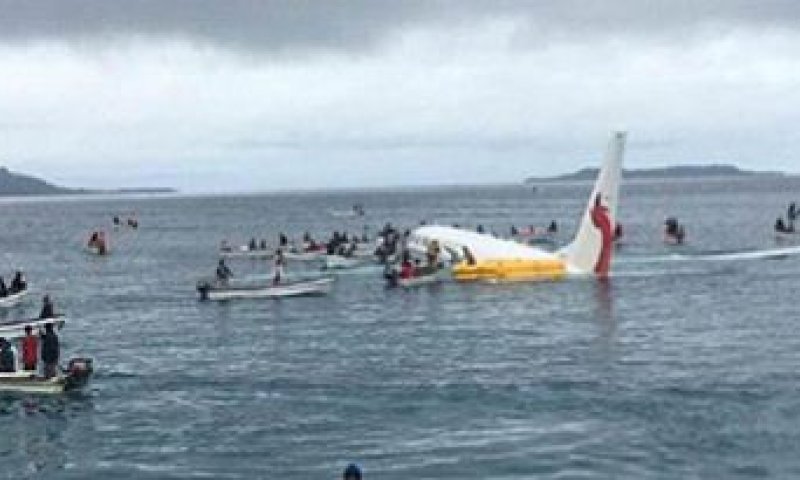 צפו: הטייס "פספס" את המסלול ונחת באוקיינוס