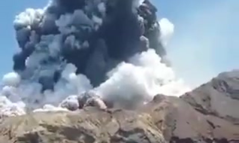 צפו: צונאמי בטונגה בעקבות התפרצות הר געש