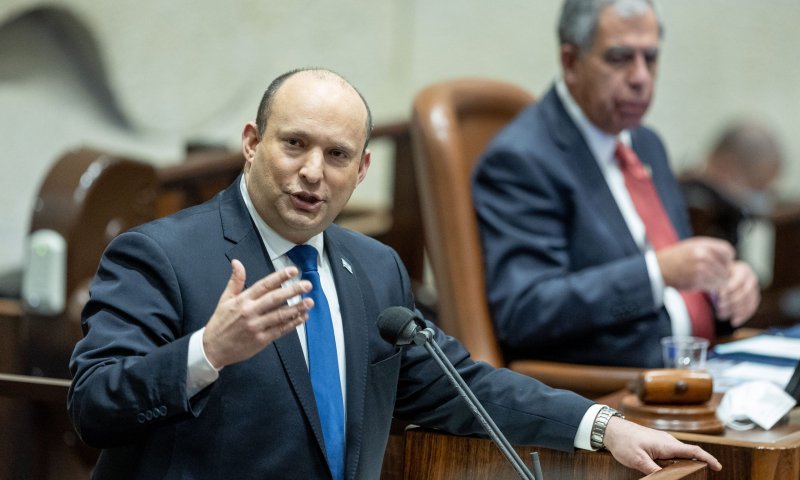 בנט על עסקת הצוללות: "פועלים בניקיון כפיים"