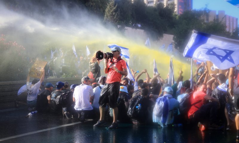 האנרכיה: מפגינים חסמו את כביש בגין ופונו. צפו