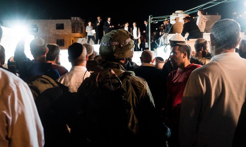 בקבוקי תבערה ומטענים בכניסה הלילה לקבר יוסף