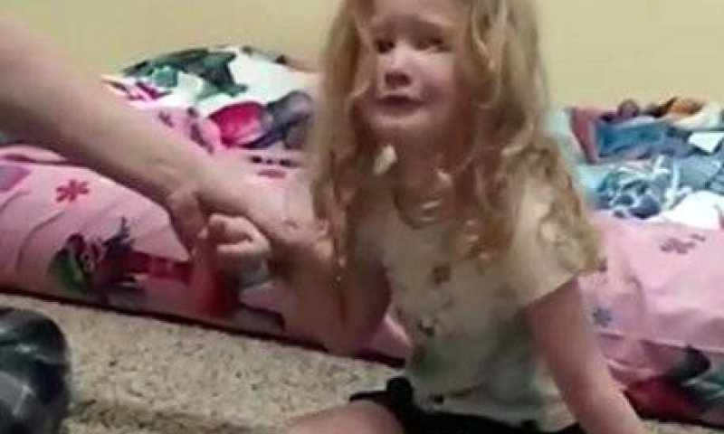 עקיצה קטלנית: פעוטה בת 3 נעקצה מקרציה והשתתקה ברגליה