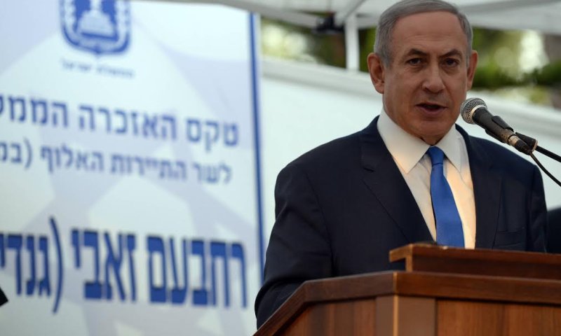 "מעל גנדי מרחפת עננה; אך יש עננה ויש אדמה"