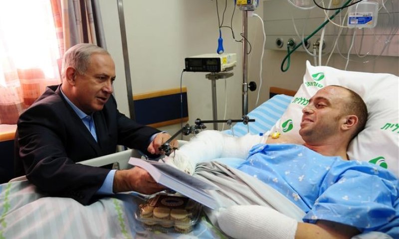 רה"מ ביקר את סרן זיו שילון: "מתרגש מהעוצמות שיש בך"