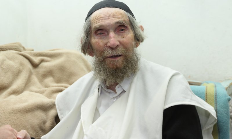 אחרי שבועיים: הרב שטיינמן שוחרר מבית החולים