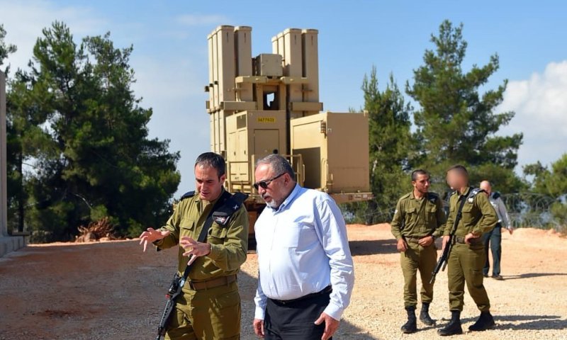 ליברמן: "חמאס שולח ילדים לשגר בלוני תבערה"