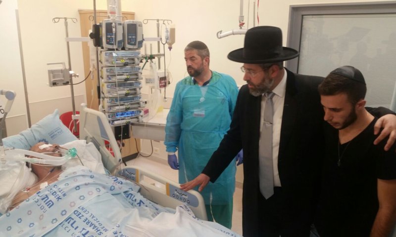הרב לאו ביקר את הפצוע מפיגוע הדקירה בירושלים