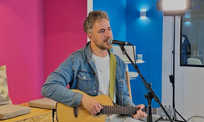 צפו: יושי בביצוע לשיר "תן סימן" בדסק סרוגים