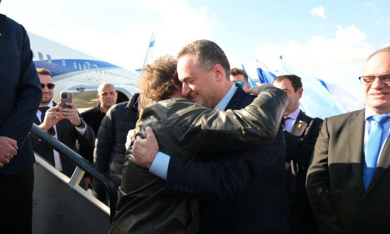 צפו: נשיא ארגנטינה נחת בישראל והתקבל בחיבוק