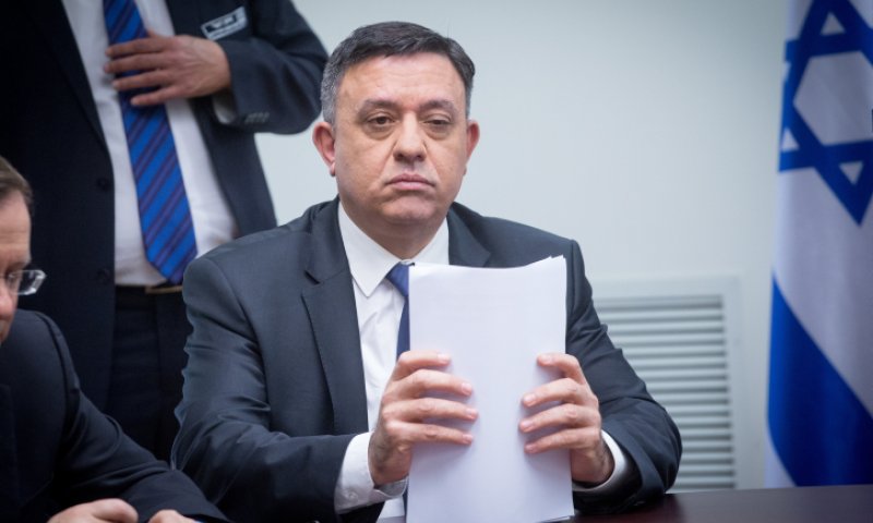 'הכיסא נוח': אבי גבאי במתקפה חריפה על כחלון