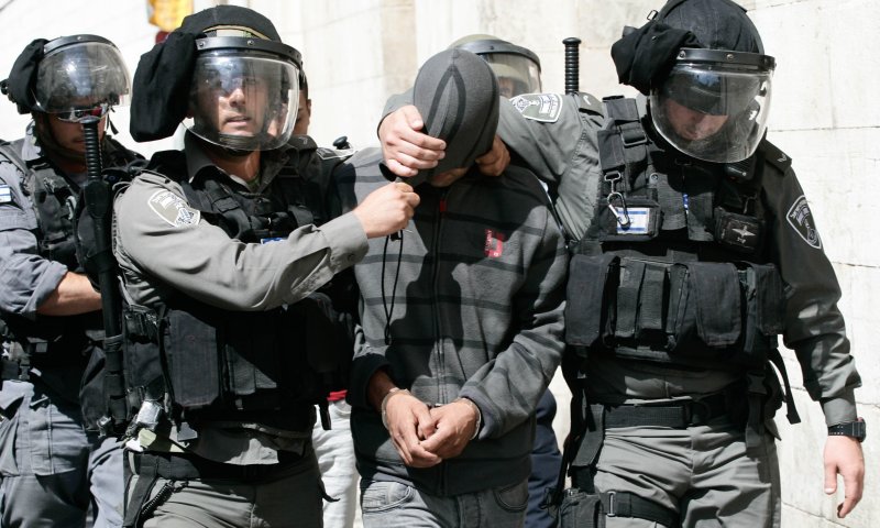 מחבלים ירו לבתי יהודים; המשטרה עצר דווקא את הקב"ט