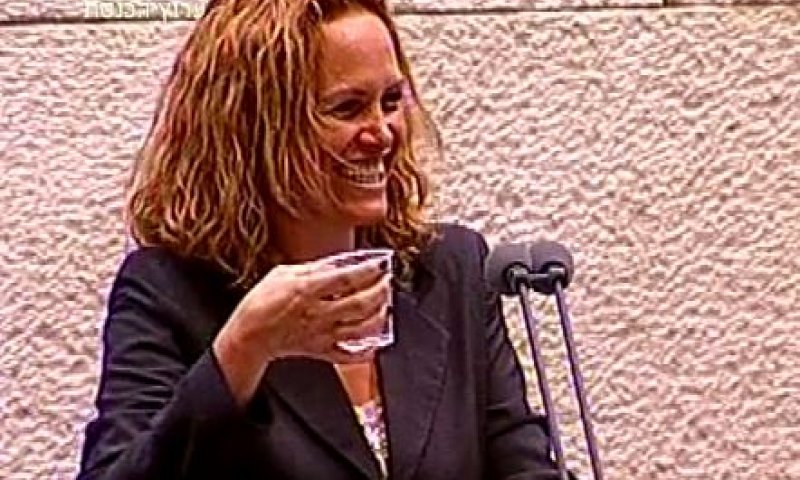 שי פירון 2? יפעת קריב נקרעת מצחוק על דוכן הנואמים