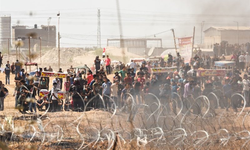 הרוג 1 וכ-100 פצועים בהפגנות פלסטינים בגבול עזה